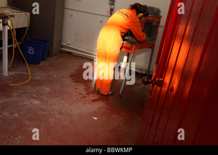 Wissenschaftler zerschneiden ein Stalagmit Probe auf einer kreisförmigen Bank sah in Vorbereitung for Climate Change Research. Stockfoto