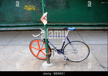 Rennrad, angekettet an einen Pfosten in New York City Stockfoto