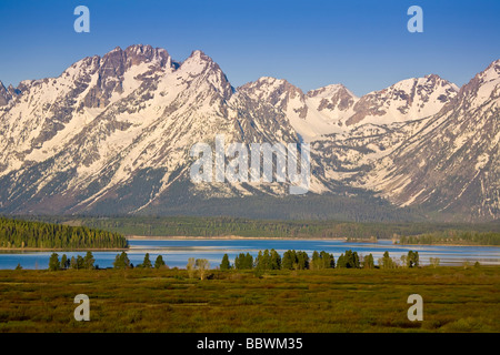 Schneebedeckte Berge bei Sonnenaufgang im Grand Teton National Park in Wyoming Stockfoto