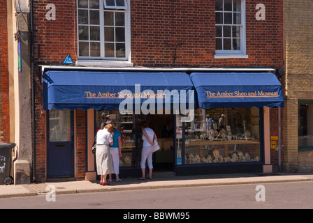 Der Bernstein Shop und Museum in Southwold, Suffolk Uk mit Kunden außerhalb Schmuck etc. zu verkaufen. Stockfoto