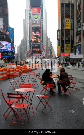 Leitkegel bilden eine Fußgängerzone am Straßensperrung am Broadway Times Square-New York-USA Stockfoto