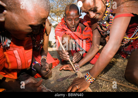 Nahaufnahme der Massai-Krieger machen - Maji Moto-Massai-Dorf - Feuer in der Nähe von Narok, Kenia Stockfoto