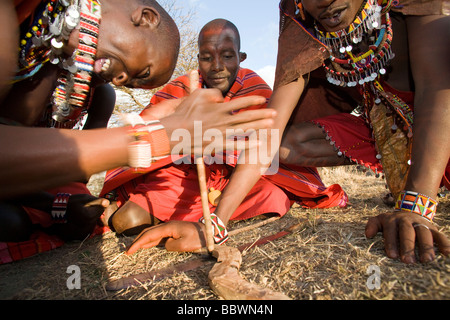 Nahaufnahme der Massai-Krieger machen - Maji Moto-Massai-Dorf - Feuer in der Nähe von Narok, Kenia Stockfoto