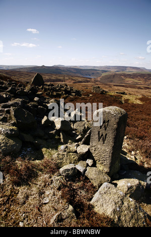 Grenzstein und Mauren, Stanage Edge, Peak District National Park, Derbyshire, England, UK. Stockfoto