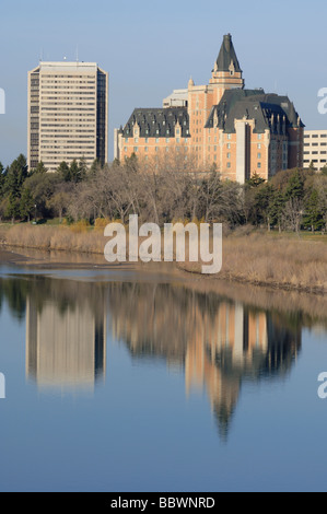 Saskatoon spiegelt sich das kultige Bessborough Hotel in South Saskatchewan River Saskatoon Saskatchewan Kanada Stockfoto