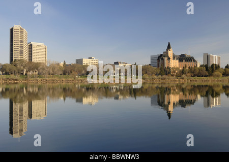 Saskatoon spiegelt sich das kultige Bessborough Hotel in South Saskatchewan River Saskatoon Saskatchewan Kanada Stockfoto