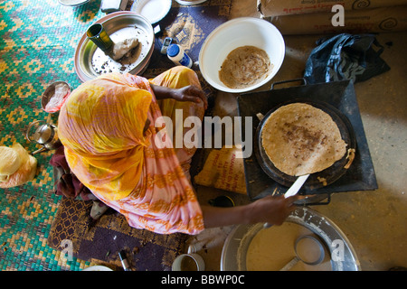 Frau Braten Pfannkuchen in Chinguetti Mauretanien Stockfoto