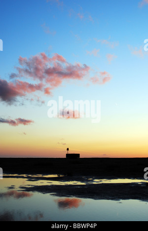 Reflexionen im Gezeitenbecken bei Sonnenuntergang Stockfoto