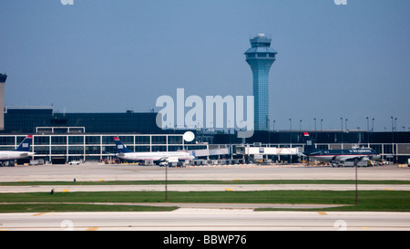 Kontrollturm und Hilton Hotel OHare International Airport Chicago Illinois USA Stockfoto