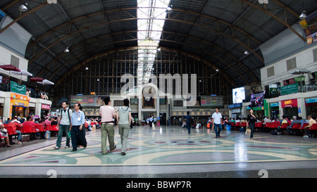 Passagieren Hualamphong Bahnhof terminal Bangkok Thailand Stockfoto