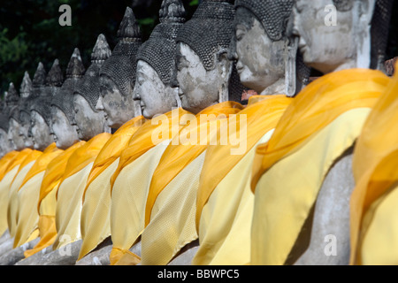 Sitzende Buddhas Zeile Wat Yai Chai Mongkons Ayutthaya Thailand Stockfoto