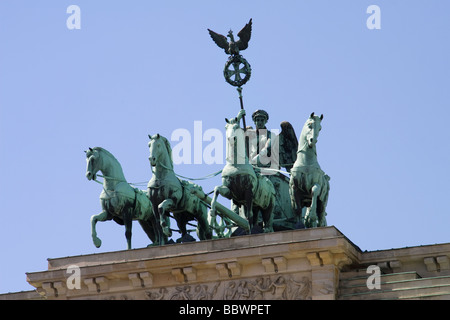 Die Quadriga, ein Wagen, gezogen von vier Pferden angetrieben von Victoria, die römische Siegesgöttin auf dem Brandenburger Tor Stockfoto