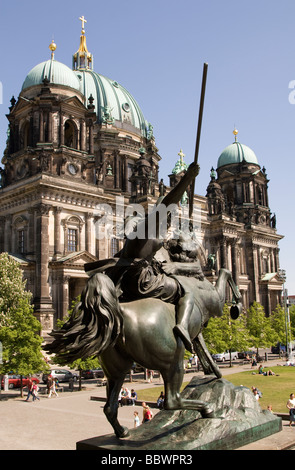 Statue von Amazon auf dem Pferderücken kämpfen eine Löwe Skulptur vor dem Berliner Dom Stockfoto