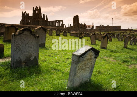 Whitby Abtei betrachtet von Str. Marys Friedhof, Yorkshire, England, Vereinigtes Königreich. Stockfoto