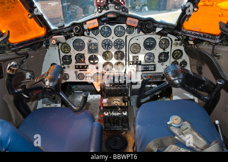 de Havilland Aircraft Heritage Centre Moskito Museum, DH114 Heron Mk.2D Cockpit & Steuerelemente flog zum ersten Mal 1950 Stockfoto
