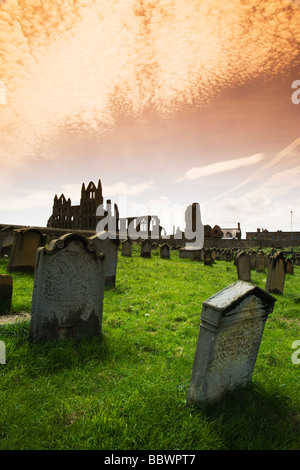 Whitby Abtei betrachtet von Str. Marys Friedhof, Yorkshire, England, Vereinigtes Königreich. Stockfoto