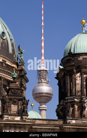 Der Fernsehturm (Fernsehturm), gesehen durch die Kuppeln der Berliner Dom Stockfoto