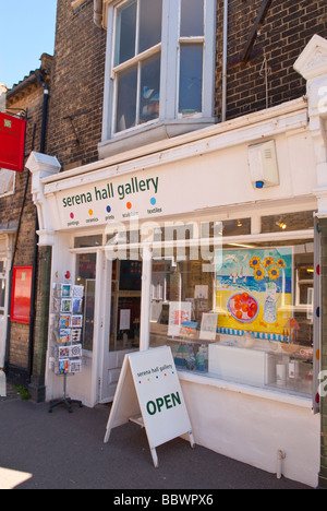 Die Serena Hall Kunst-Galerie Verkauf einheimischer Künstler Malerei Keramik Drucke, Skulpturen und Textilien in Southwold, Suffolk Uk Stockfoto