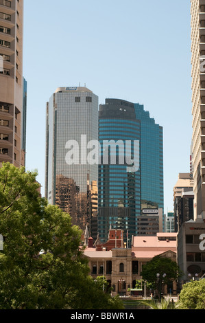 Alte Gebäude werden in den Schatten gestellt von Hochhäusern Brisbane Queensland Australien Stockfoto