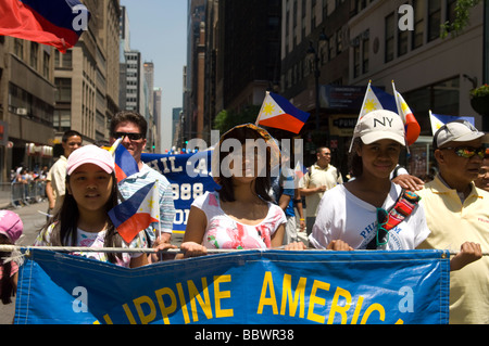 Filipino Amerikaner aus der Tri-State-Bereich marschieren in die Philippinen Independence Day Parade auf der Madison Avenue in New York Stockfoto