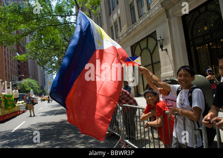 Filipino Amerikaner aus der Tri-State-Bereich marschieren in die Philippinen Independence Day Parade auf der Madison Avenue in New York Stockfoto