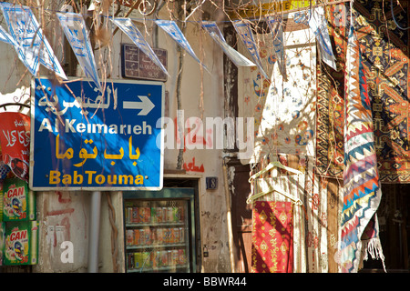 Wegweiser zu den Tor Bab Touma Shop anzeigen in der Altstadt, Damaskus, Syrien, Naher Osten Stockfoto