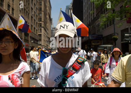 Filipino Amerikaner aus der Tri-State-Bereich marschieren in die Philippinen Independence Day Parade auf der Madison Avenue in New York Stockfoto