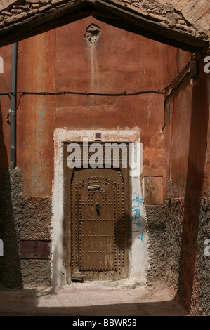 Eingang zu einer Wohnung in einem Derb in Marrakesch, Marokko. Stockfoto