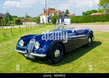 de Havilland Aircraft Erbe Zentrum Museum, Detail klassische 1954 britische Jaguar XK 120 3,4-Liter-Motor in Indigo Blue Stockfoto