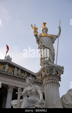 die berühmte Skulptur der Pallas Athene vor dem österreichischen Parlament Stockfoto