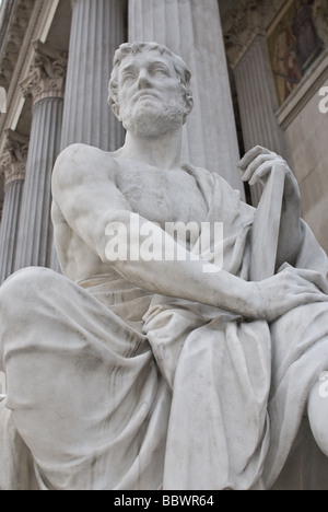 die berühmten Skulpturen rund um das österreichische Parlament gewidmet, der griechischen Göttin Pallas Athene Stockfoto