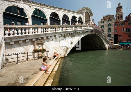 Blick auf die berühmte Rialtobrücke über den Canal Grande in Venedig Italien Stockfoto