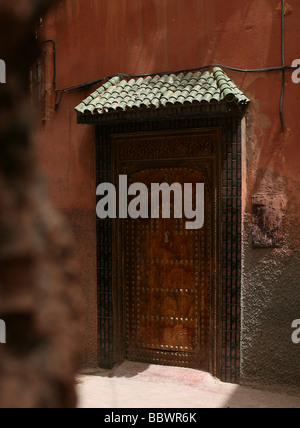 Eingang zu einer Wohnung in einem Derb in Marrakesch, Marokko. Stockfoto