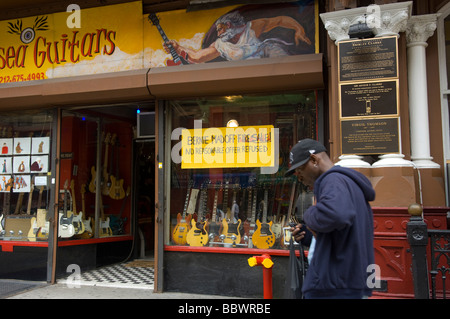 Bernie Madoff Ausverkauf bei Chelsea Guitars in Chelsea in New York Stockfoto