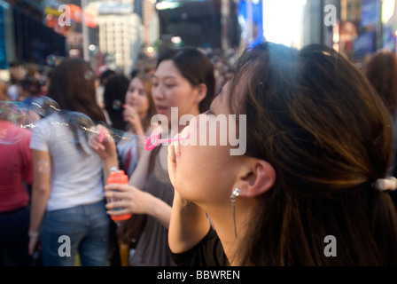 Hunderte von Menschen sammeln auf dem Times Square in New York, Millionen von Luftblasen zu starten Stockfoto