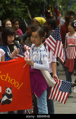 Schüler von Yung Wing Elementary School März an der jährlichen Flag Day Parade in New York Stockfoto