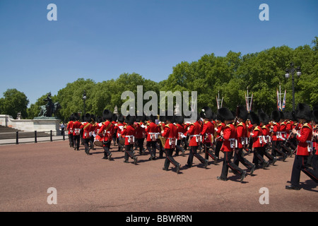 Königlichen Gardisten in Trooping die Farbe London UK Stockfoto