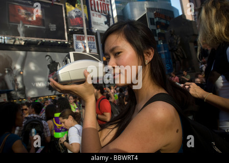 Ein Kunst-Fotograf nutzt ihre Polaroid Spectra zu fotografieren am Times Square in New York Stockfoto