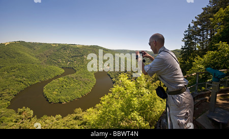 Ein junger Mann Fotografieren Queuille Mäander (Puy-de-Dôme - Frankreich). Homme Photographiant le Schlingenmotive de Queuille Sur la Sioule Stockfoto