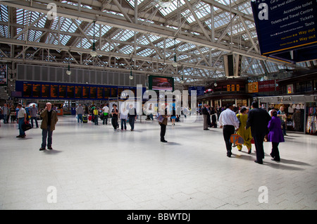 Reisende in der bahnhofshalle Hauptbahnhof Glasgow, Schottland's verkehrsreichsten Bahnhof, Großbritannien Stockfoto