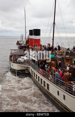 Paddel-Dampfer Waverley setzt die Segel von Penarth Pier Stockfoto