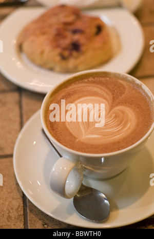 Creme im Cup in Herzform Stockfoto