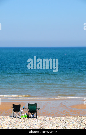 Leere Stühle am Strand von Llandudno, North Wales, UK Stockfoto
