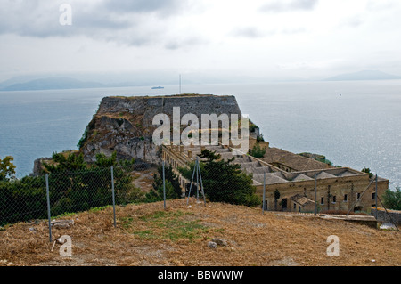 Alten verlassenen Kaserne gebaut von dem britischen Stand vor einem massiven venezianischen gebaut Bastion, alte Festung Korfu-Stadt Stockfoto
