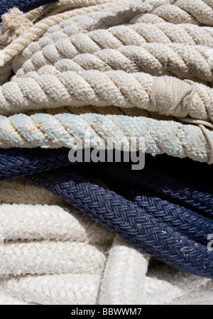 Ein Haufen von blauen und weißen Boot Seile. Stockfoto