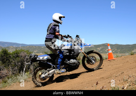 Dualsport Fahrer bergauf gehen Stockfoto