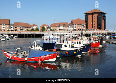 Angelboote/Fischerboote, darunter traditionelle rote entgeisterung bei Roker Marina, Sunderland, England, UK Stockfoto