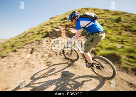 Fahrer, die Teilnahme an einem Mountainbike-Rennen in Lee Quarry, Bacup, Lancashire. Stockfoto