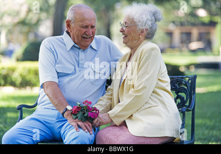 Älteres paar sitzen im Park, romantische Momente, Miami Stockfoto