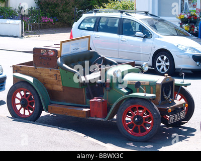 Ein sehr altes Ford-Fahrzeug Stockfoto